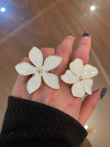 انگشتر گل سفید بزرگ