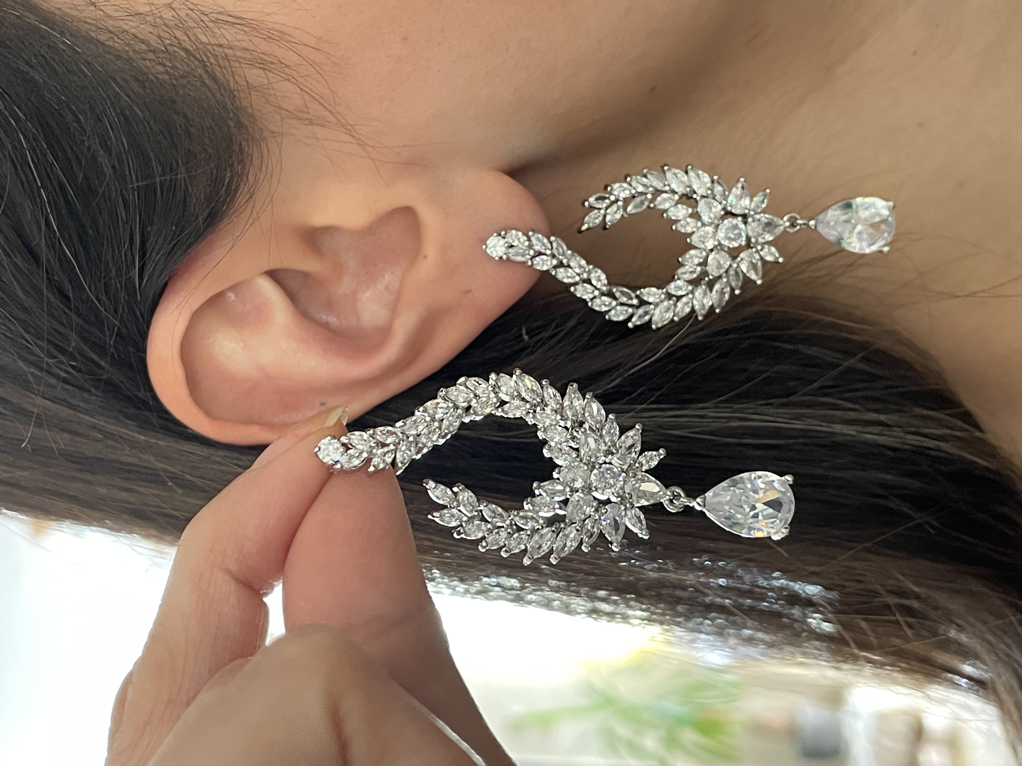 گوشواره خاص نگین اشکی مناسب برای عروسی