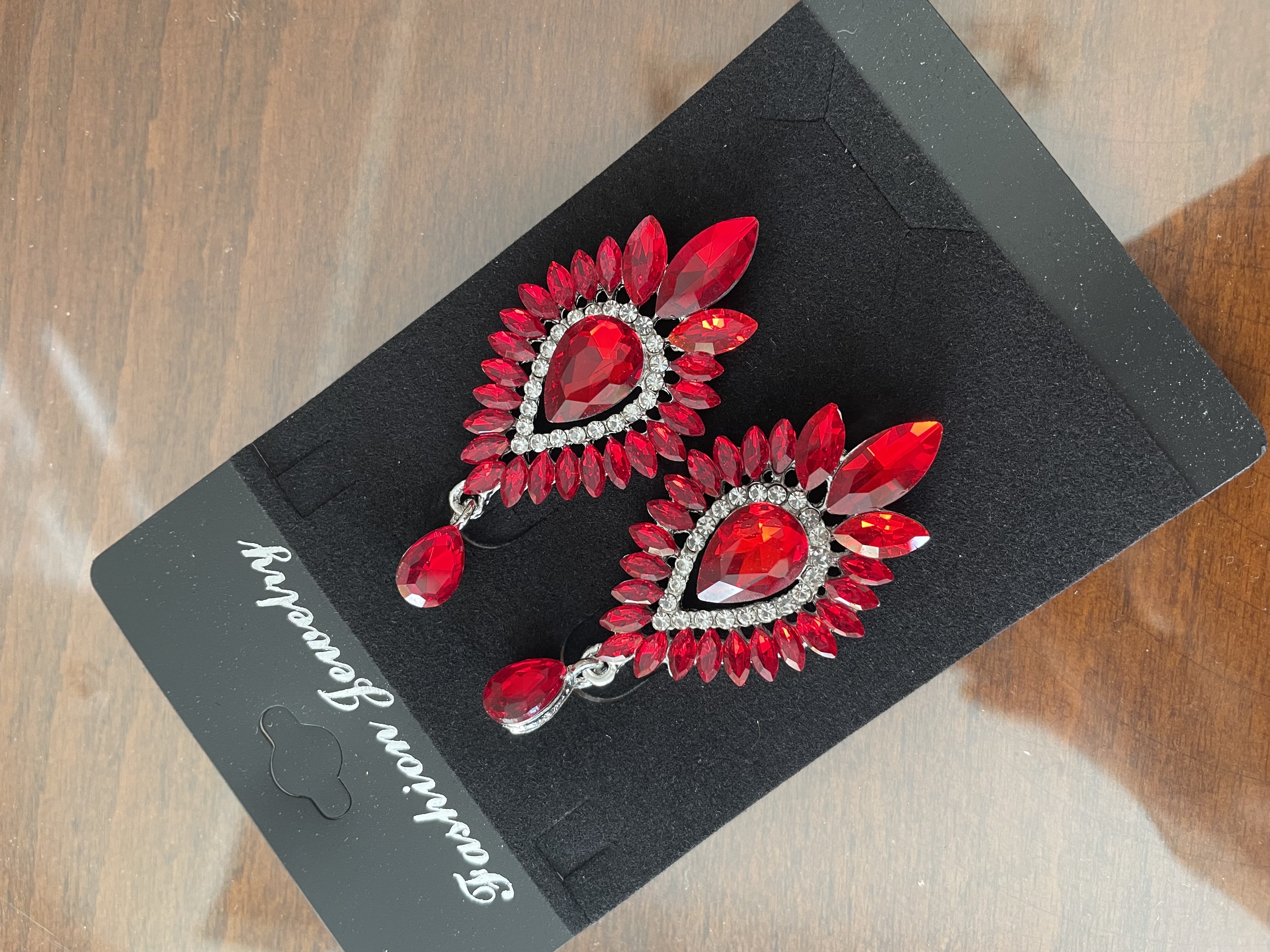 گوشواره اشکی قرمز
